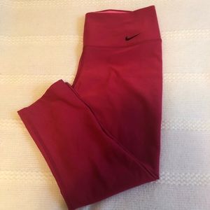 Women’s cropped workout leggings.